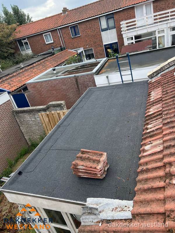 Aanbouw plat dak met reservepannen voor dakpannen vervangen in Westland Aanbouw plat dak met reservepannen voor dakpannen vervangen in Westland
