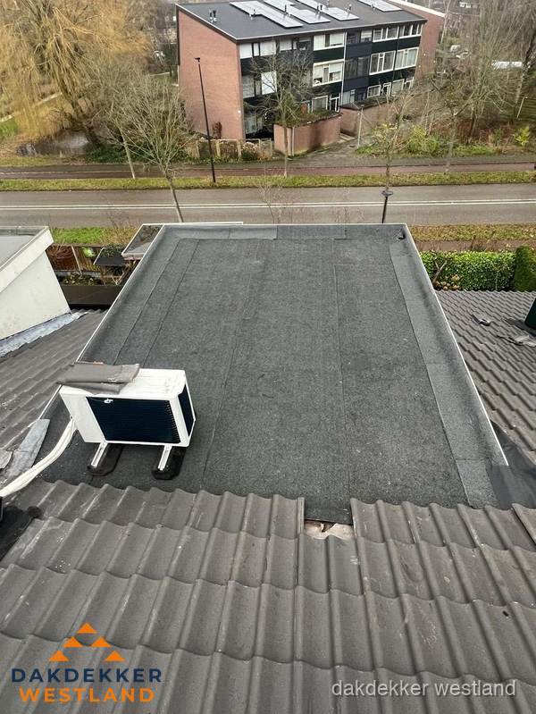 Plat dak inspectie met bitumen bedekking naast schuin pannendak in Westland Plat dak inspectie met bitumen bedekking naast schuin pannendak in Westland