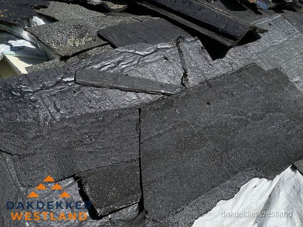 Verwijderd oud bitumen dakleer klaar voor vervanging in Westland
