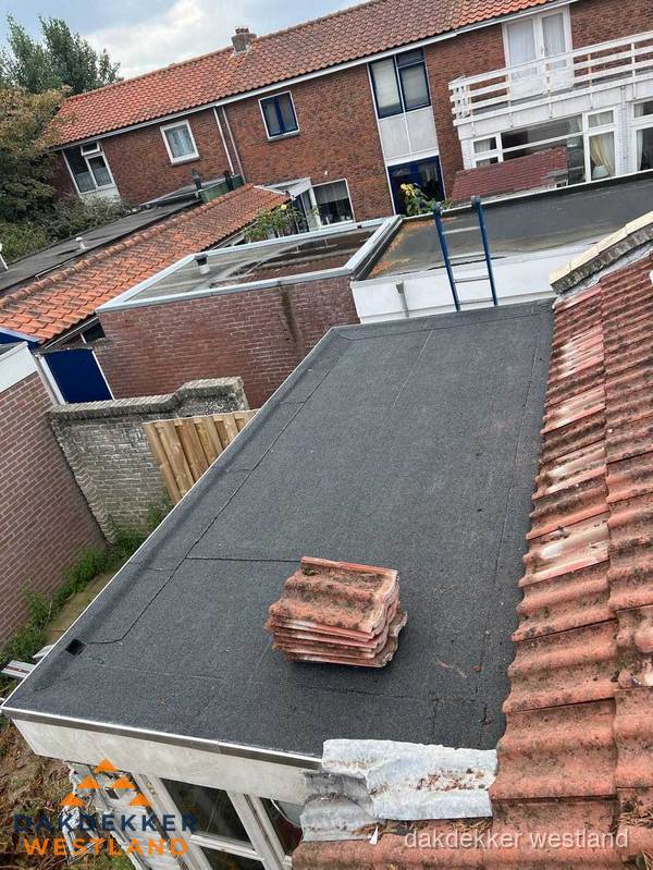 Plat dak aanbouw met bitumen naast schuin pannendak in Westland Plat dak aanbouw met bitumen naast schuin pannendak in Westland