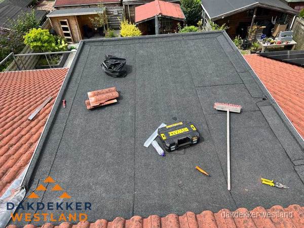 Nieuw plat dak met bitumen dakbedekking in Westland