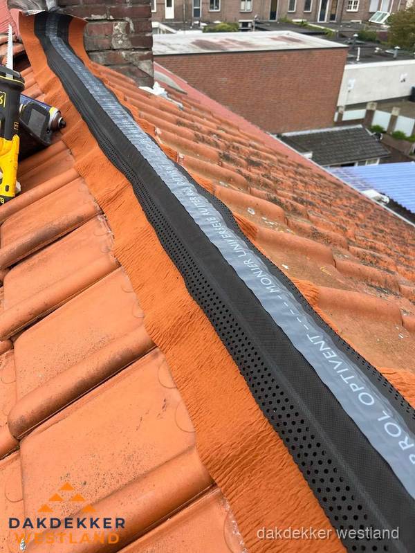 Nokventilatie installeren op hellend pannendak in Westland Nokventilatie installeren op hellend pannendak in Westland
