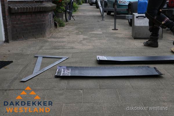 Dakbedekkingsmateriaal en zinkwerk klaargelegd voor reparatie in Westland Dakbedekkingsmateriaal en zinkwerk klaargelegd voor reparatie in Westland