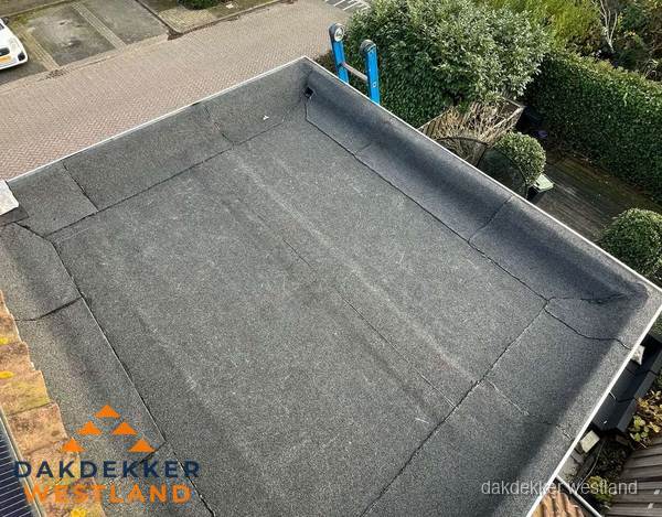 Gerenoveerd plat dak met nieuwe bitumen dakbedekking in Westland Gerenoveerd plat dak met nieuwe bitumen dakbedekking in Westland