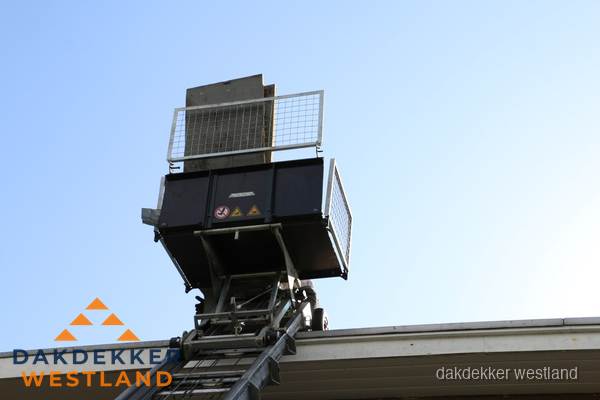 Dakdekkerslift voor materiaal transport bij dakwerkzaamheden in Westland