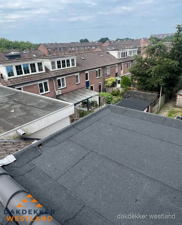 Vernieuwd plat dak met bitumen in woonwijk in Westland Vernieuwd plat dak met bitumen in woonwijk in Westland
