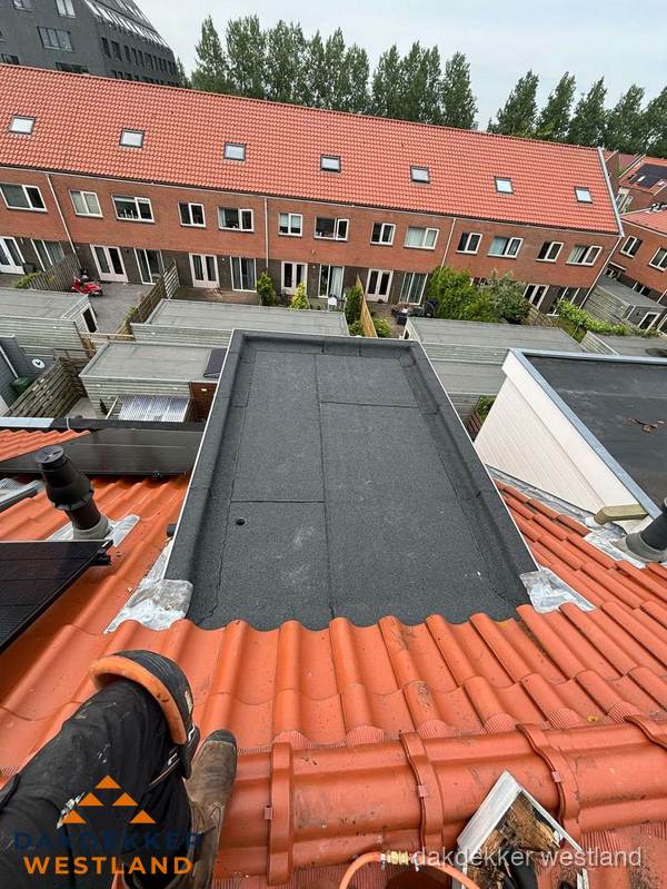 Bitumen dak reparatie op plat dak tussen dakpannen in Westland Bitumen dak reparatie op plat dak tussen dakpannen in Westland