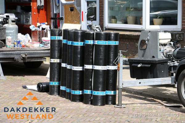 Rollen bitumen dakbedekking klaar voor daklekkage reparatie in Westland Rollen bitumen dakbedekking klaar voor daklekkage reparatie in Westland