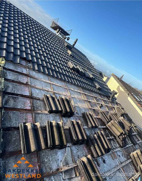 Schuin dak renovatie met nieuwe dakpannen in Westland Schuin dak renovatie met nieuwe dakpannen in Westland