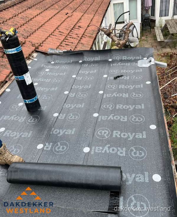 Bitumen dakbedekking leggen op plat dak aanbouw in Westland