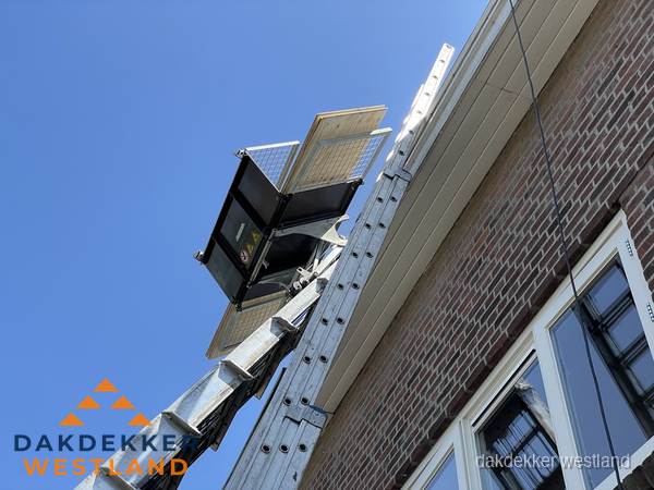 Dakgoot vervangen met dakdekkerslift in Westland Dakgoot vervangen met dakdekkerslift in Westland