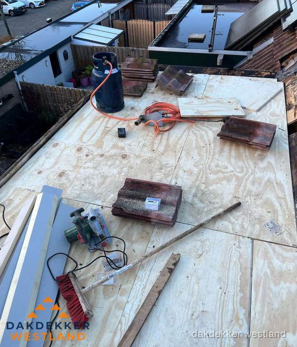 Dakreparatie werkzaamheden op plat dak met gereedschap in Westland Dakreparatie werkzaamheden op plat dak met gereedschap in Westland