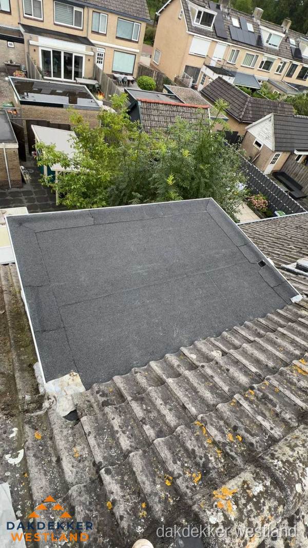 Plat dak aanbouw met bitumen dakbedekking in woonwijk Westland Plat dak aanbouw met bitumen dakbedekking in woonwijk Westland