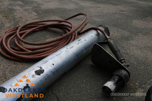 Dakdekker gasbrander en gereedschap voor spoedklus in Westland