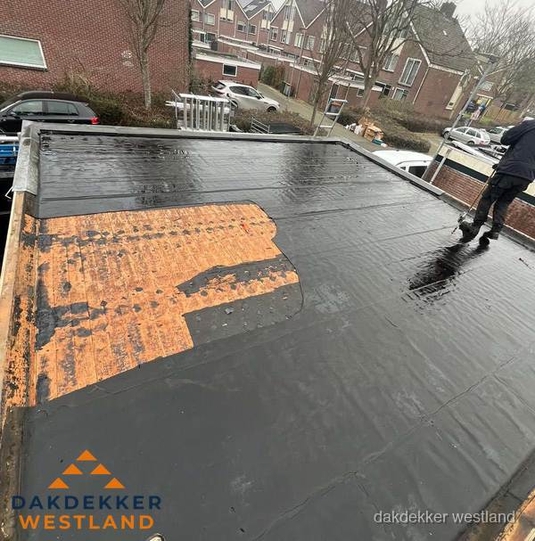 Dakdekker brengt EPDM dakbedekking aan op plat dak in Westland