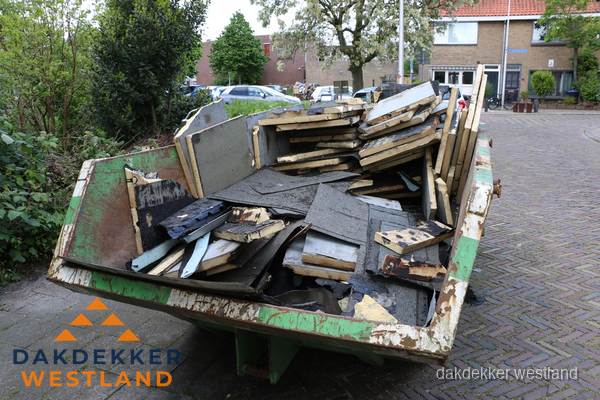 Puincontainer met oud dakmateriaal na dakrenovatie in Westland Puincontainer met oud dakmateriaal na dakrenovatie in Westland