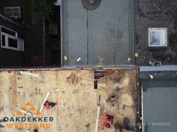 Dakschade en renovatie plat dak vanuit de lucht in Westland