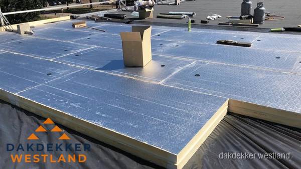 PIR isolatieplaten worden gelegd op plat dak voor dakisolatie in Westland PIR isolatieplaten worden gelegd op plat dak voor dakisolatie in Westland