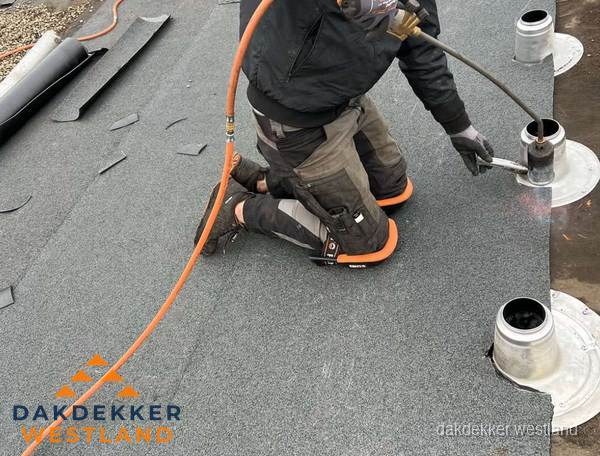 Dakdekker repareert bitumen dakleer bij dakdoorvoer in Westland Dakdekker repareert bitumen dakleer bij dakdoorvoer in Westland