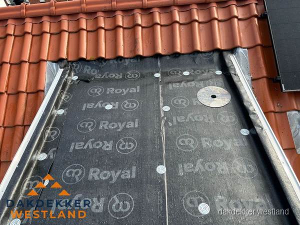 Nieuw dak met dakpannen en Royal onderlaag bij woning in Westland Nieuw dak met dakpannen en Royal onderlaag bij woning in Westland