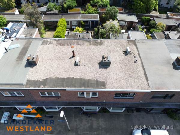 Plat dak met grindballast en dakdoorvoeren in Westland