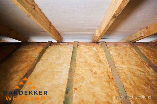 Dakisolatie met glaswol tussen dakspanten in Westland Dakisolatie met glaswol tussen dakspanten in Westland