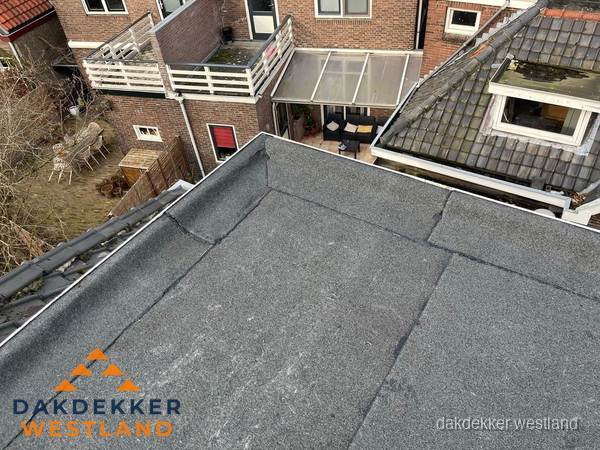 Overzicht plat dak met dakgoot in woonwijk Westland Overzicht plat dak met dakgoot in woonwijk Westland
