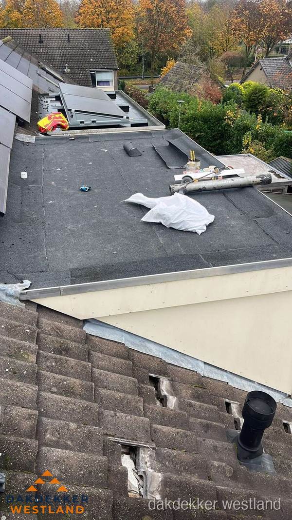 Beschadigde dakbedekking op plat dak voor reparatie in Westland Beschadigde dakbedekking op plat dak voor reparatie in Westland