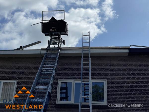 Ladderlift en ladder bij woning voor dakinspectie in Westland Ladderlift en ladder bij woning voor dakinspectie in Westland