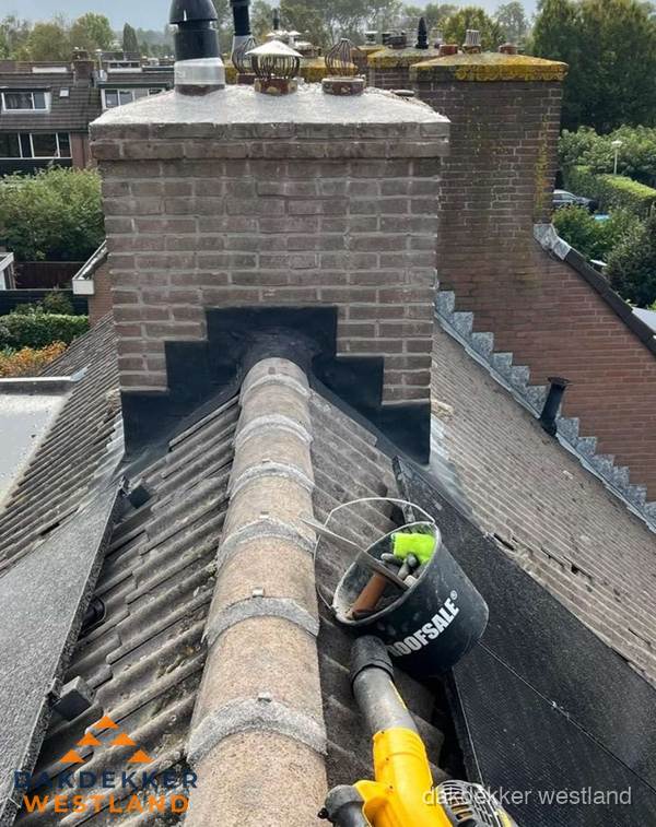 Schoorsteen met loodaansluiting en nokvorst op pannendak in Westland Schoorsteen met loodaansluiting en nokvorst op pannendak in Westland