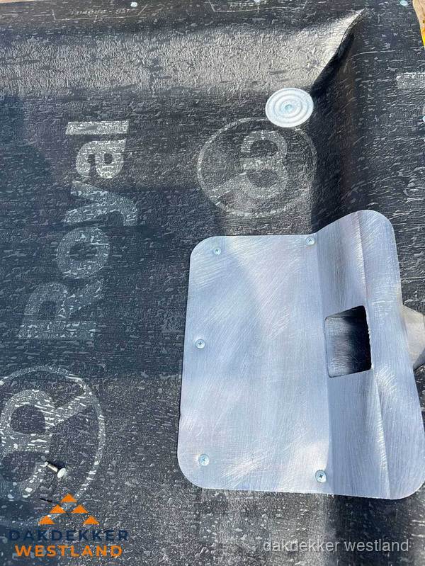 Dakgoot aansluiting op bitumen dak in Westland Dakgoot aansluiting op bitumen dak in Westland