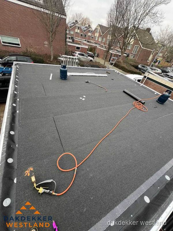Afgewerkte dakrenovatie met bitumen op plat dak in Westland