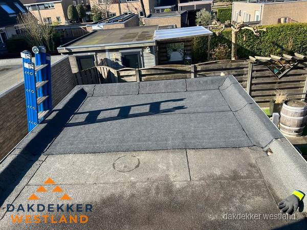 Dakdekker bij bitumen plat dak renovatie in Westland Dakdekker bij bitumen plat dak renovatie in Westland
