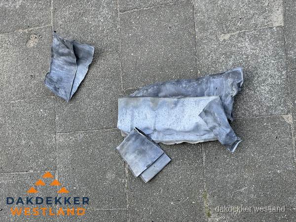 Oude verwijderde loodslabben na vervanging in Westland Oude verwijderde loodslabben na vervanging in Westland