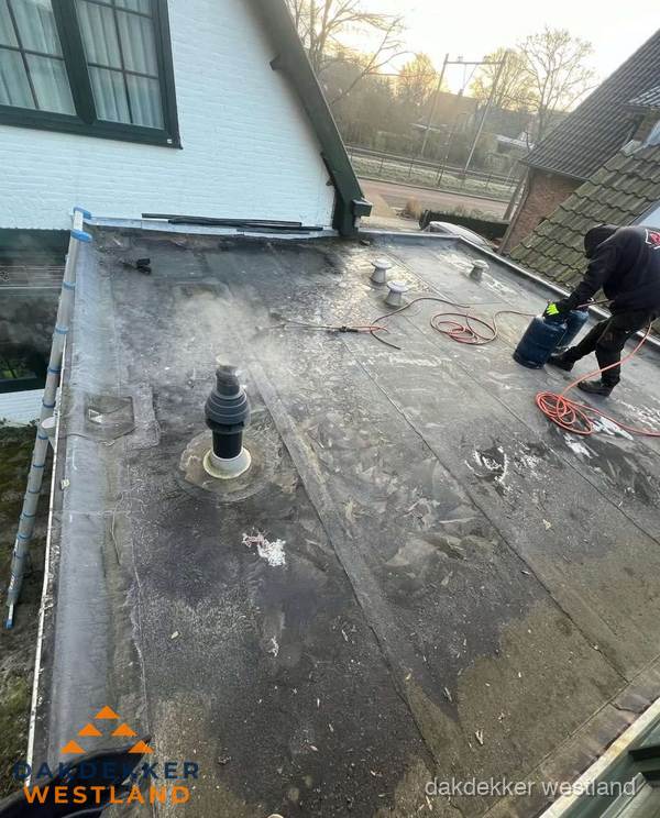 Dakdekker verhelpt daklekkage op plat dak in Westland Dakdekker verhelpt daklekkage op plat dak in Westland