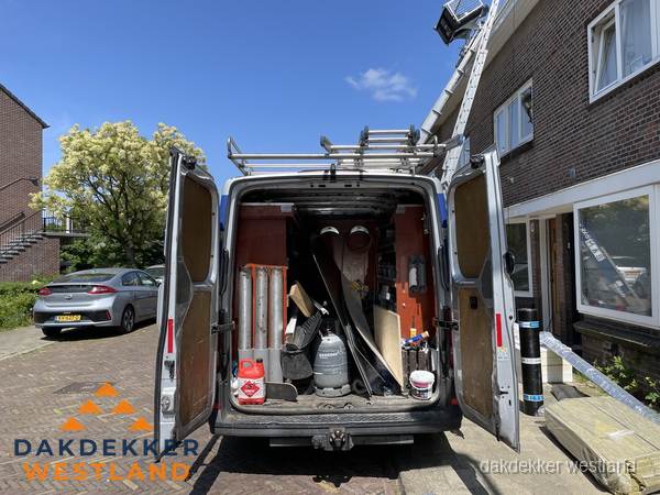 Spoed dakdekker bus met gereedschap en ladder bij woning in Westland Spoed dakdekker bus met gereedschap en ladder bij woning in Westland