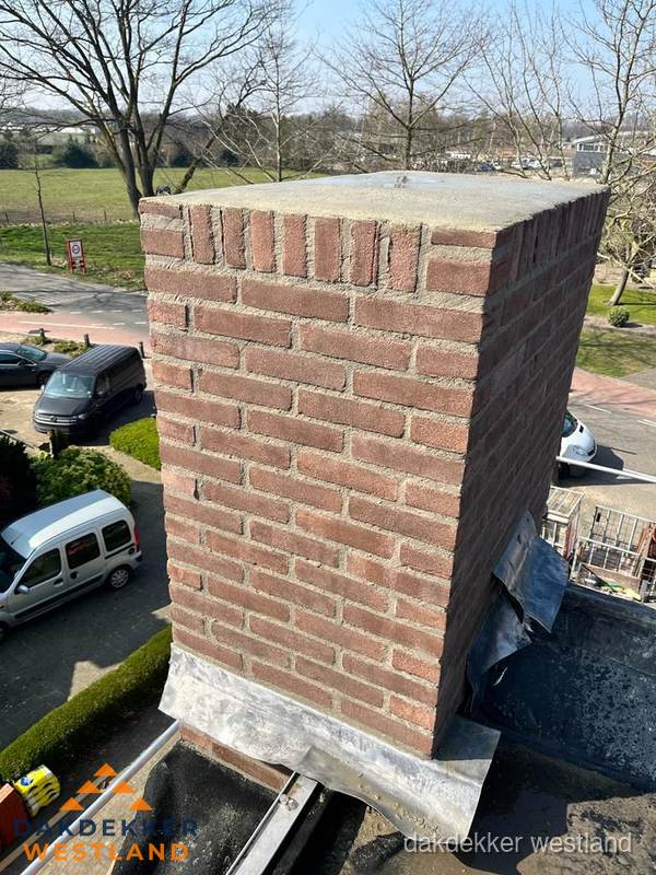 Gemetselde schoorsteen met loodaansluiting op dak in Westland Gemetselde schoorsteen met loodaansluiting op dak in Westland