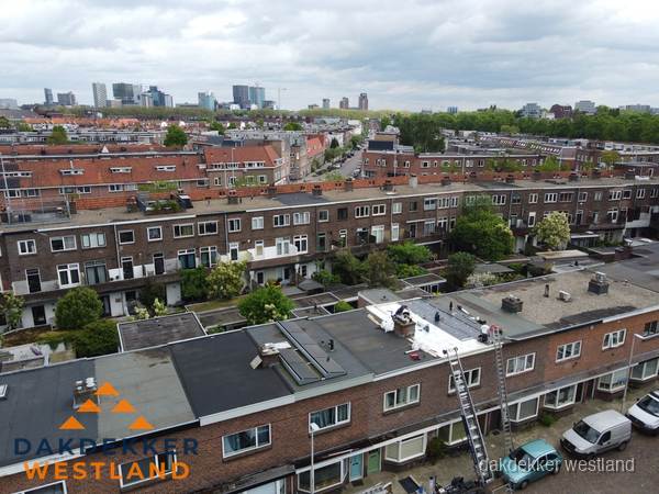 Spoed dakdekker aan het werk op plat dak in woonwijk Westland Spoed dakdekker aan het werk op plat dak in woonwijk Westland