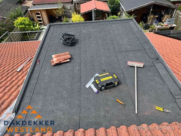 Gereedschap op nieuw plat dak na renovatie in Westland Gereedschap op nieuw plat dak na renovatie in Westland