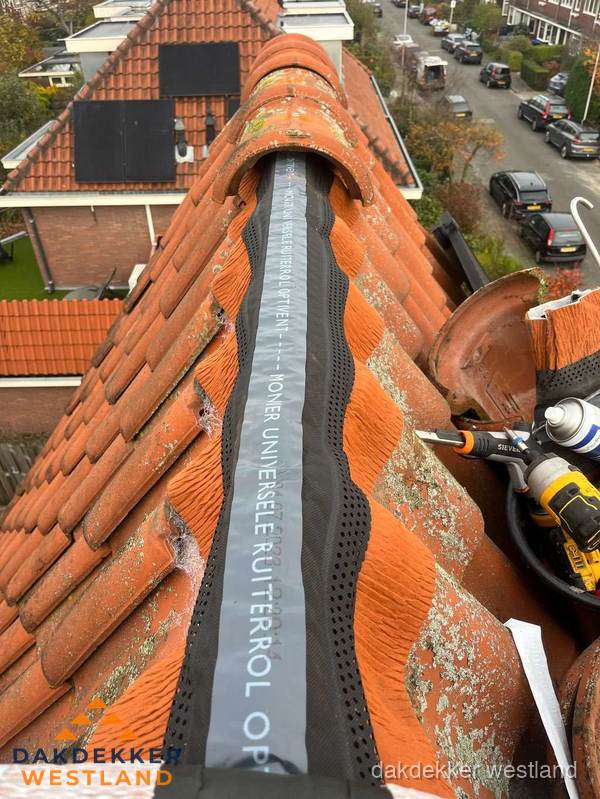 Dakdekker vervangt nokvorst met ruiterrol op pannendak in Westland Dakdekker vervangt nokvorst met ruiterrol op pannendak in Westland