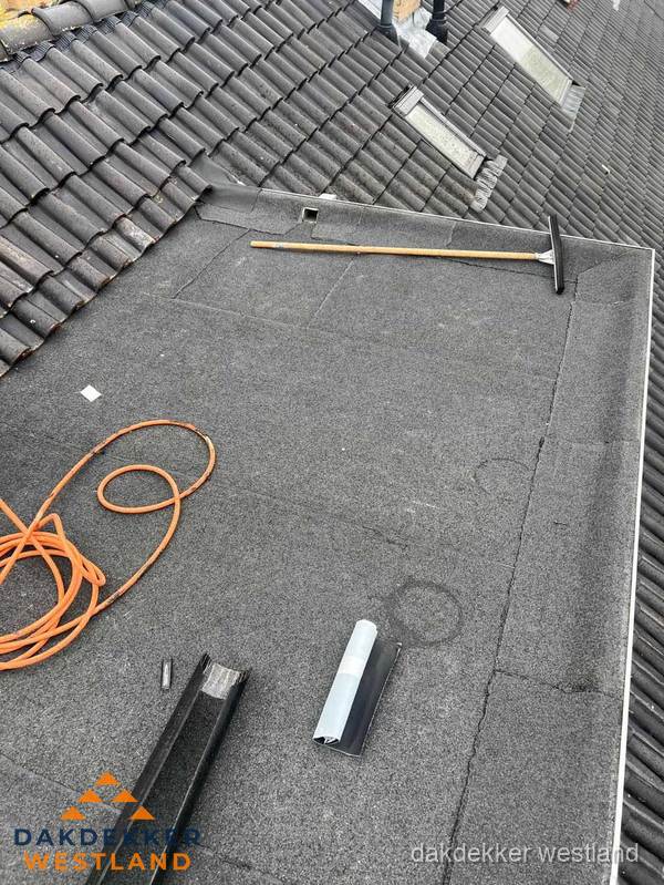 Plat dak reparatie met gereedschap en loodstroken in Westland Plat dak reparatie met gereedschap en loodstroken in Westland