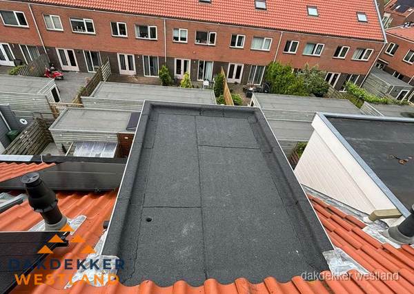 Plat dak met bitumen bedekking naast dakkapel in Westland