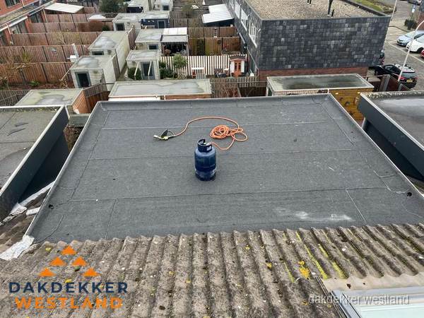 Plat dak met nieuwe bitumen dakbedekking en brandgereedschap in Westland Plat dak met nieuwe bitumen dakbedekking en brandgereedschap in Westland