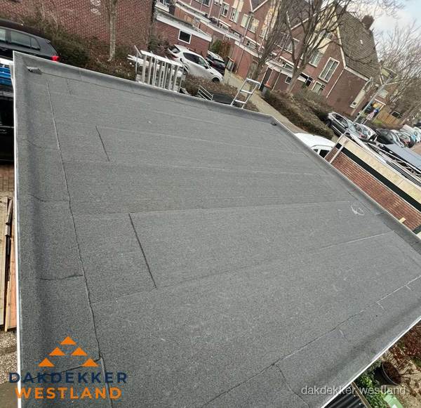 Nieuwe bitumen dakbedekking op plat dak van garage in Westland Nieuwe bitumen dakbedekking op plat dak van garage in Westland