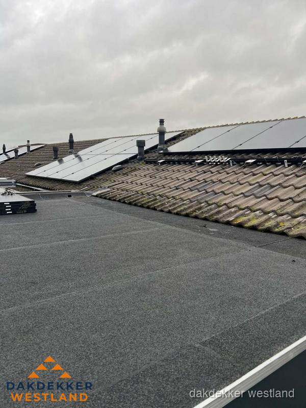 Bitumen dakbedekking op plat dak met aansluitend pannendak en zonnepanelen in Westland Bitumen dakbedekking op plat dak met aansluitend pannendak en zonnepanelen in Westland