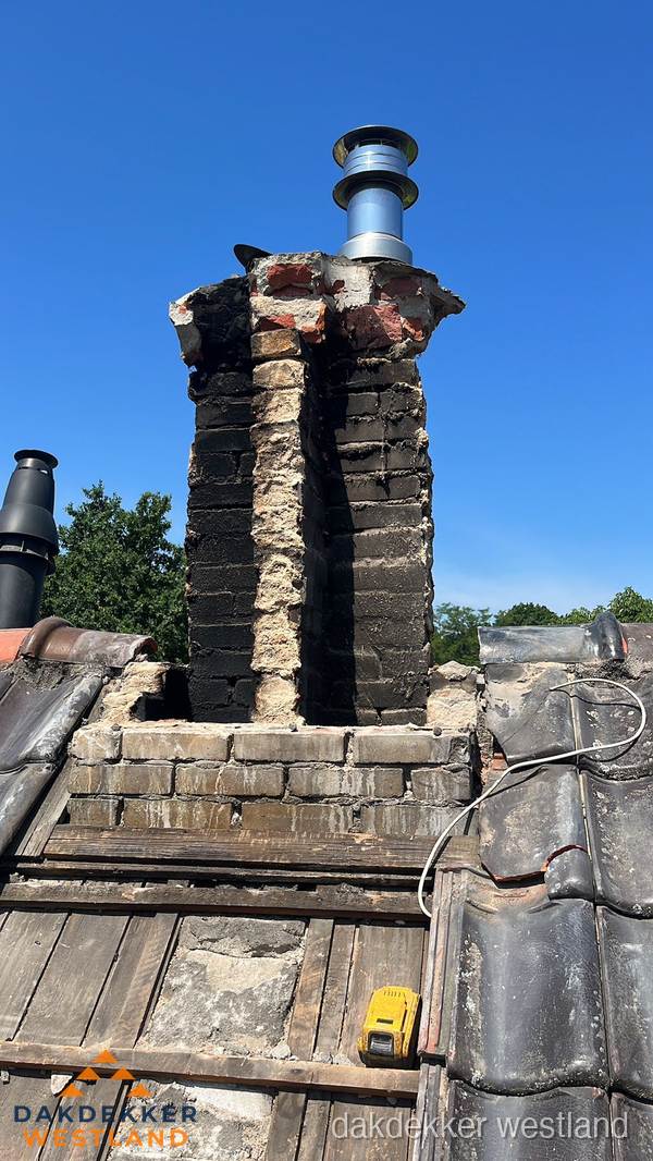 Beschadigde schoorsteen met nieuwe rookgasafvoer op oud dak in Westland Beschadigde schoorsteen met nieuwe rookgasafvoer op oud dak in Westland
