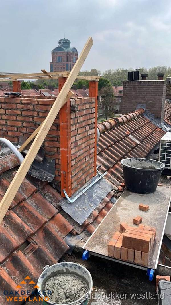 Schoorsteen renovatie met metselwerk op schuin dak in Westland Schoorsteen renovatie met metselwerk op schuin dak in Westland