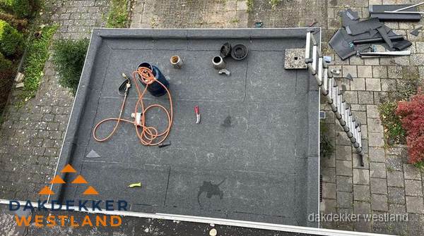 Plat dak met nieuwe bitumen bedekking in Westland