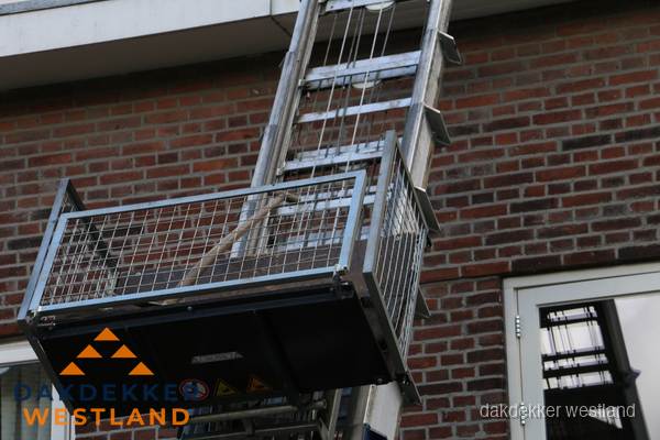 Ladderlift met dakpannen voor dakpan reparatie in Westland