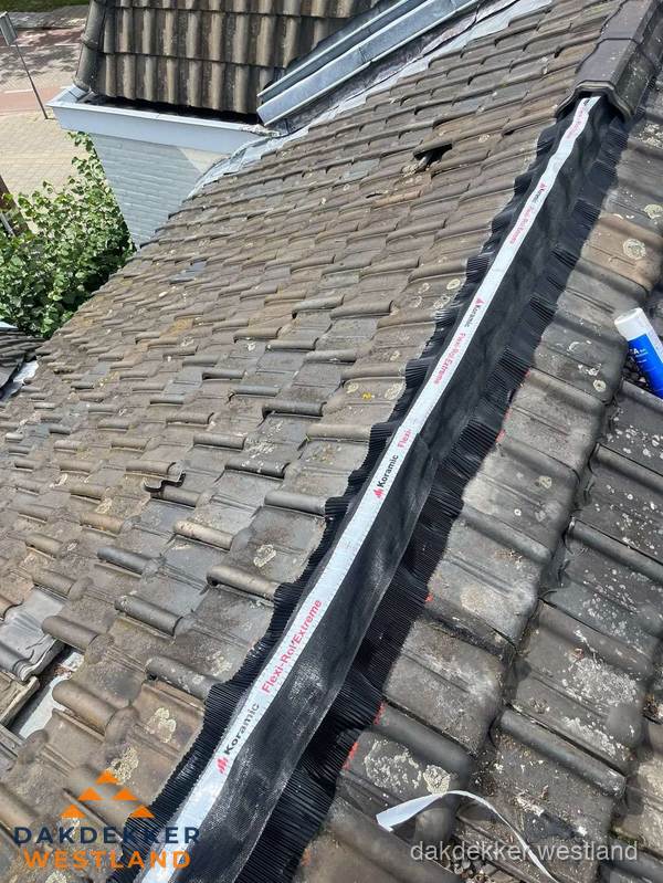 Nokvorst renovatie met Koramic nokrol op schuin pannendak in Westland Nokvorst renovatie met Koramic nokrol op schuin pannendak in Westland